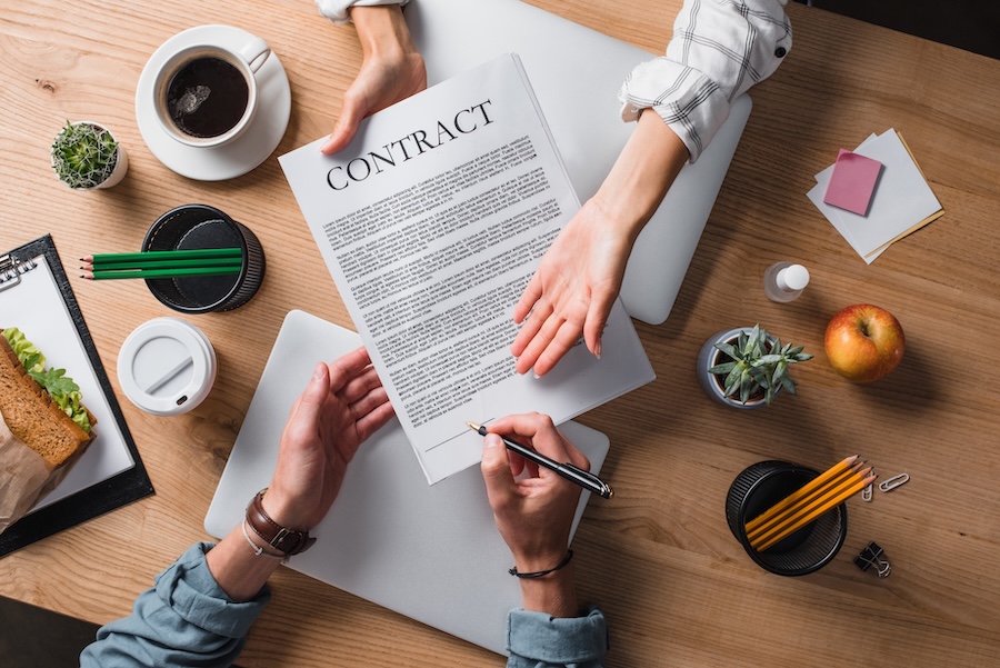 business contract being signed on wooden office de 2026 01 09 12 35 03 utc